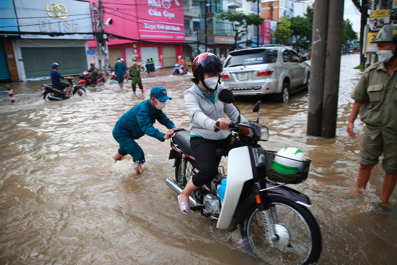 Đợt triều cường tháng 9 Âm lịch vừa qua khiến nhiều tuyến đường ở TP. Cần Thơ ngập nặng. Đợt triều cường tháng 9 Âm lịch vừa qua khiến nhiều tuyến đường ở TP. Cần Thơ ngập nặng.