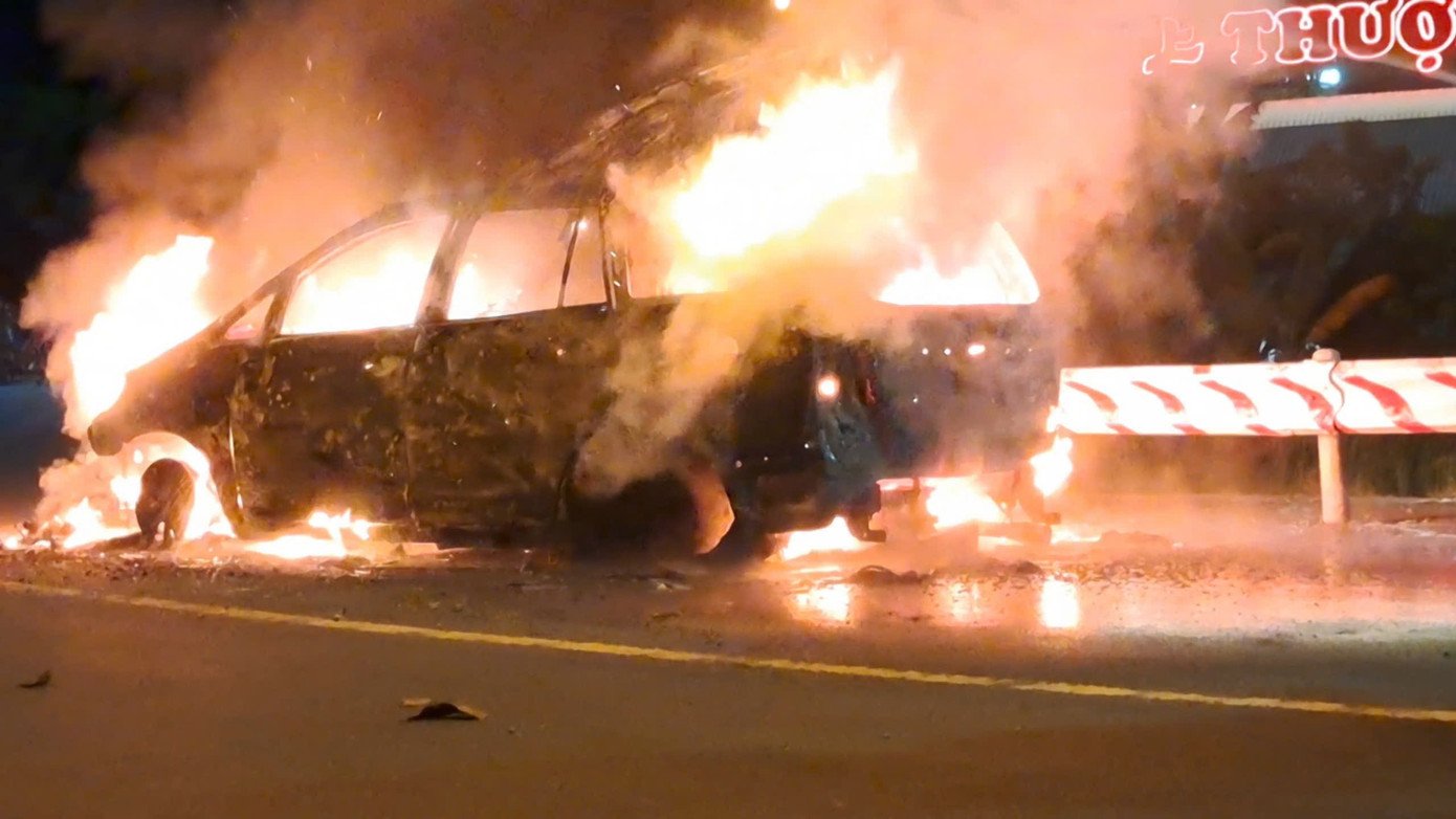 Xe ô tô 7 chỗ bốc cháy dữ dội.