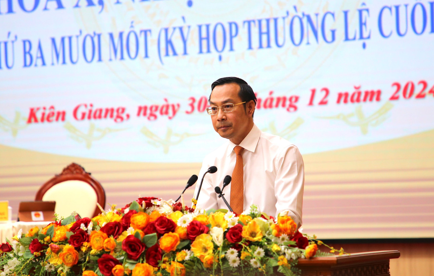 Chủ tịch UBND tỉnh Kiên Giang - Nguyễn Thanh Nhàn phát biểu tại kỳ họp.