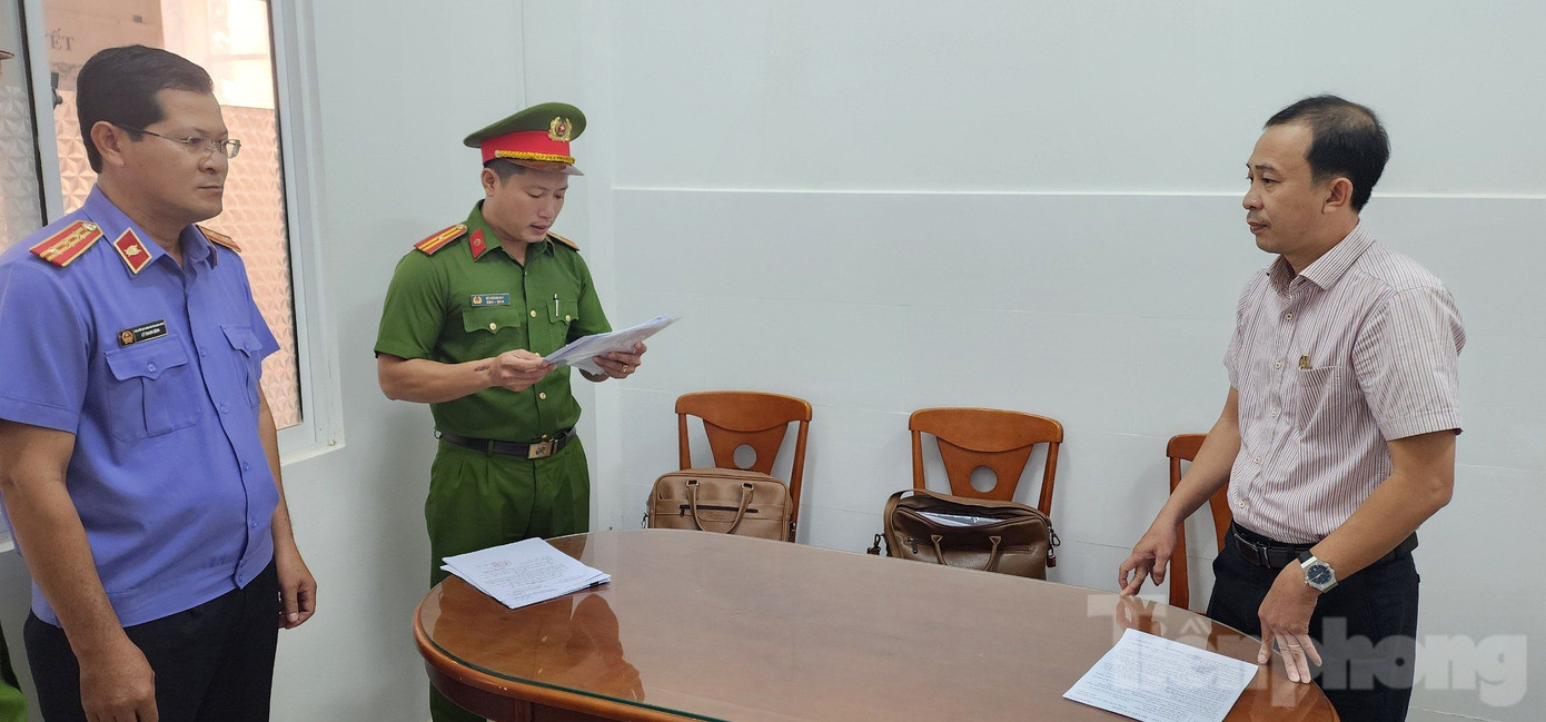 Công an tống đạt quyết định khởi tố bị can và lệnh bắt tạm giam đối với Hà Việt Hùng. Ảnh: Văn Vũ. Công an tống đạt quyết định khởi tố bị can và lệnh bắt tạm giam đối với Hà Việt Hùng. Ảnh: Văn Vũ.