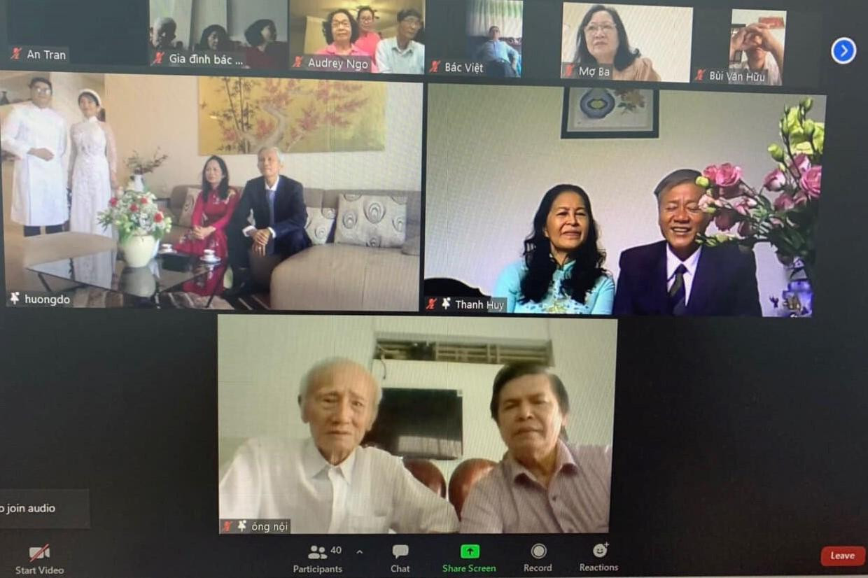 Lễ đính hôn diễn ra sáng ngày 30/7, bà con 2 họ cùng online chứng kiến và chúc phúc cho con, cháu. Lễ đính hôn diễn ra sáng ngày 30/7, bà con 2 họ cùng online chứng kiến và chúc phúc cho con, cháu.