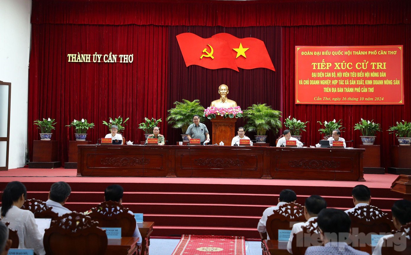 Quang cảnh buổi tiếp xúc cử tri. Ảnh: Nhật Huy.