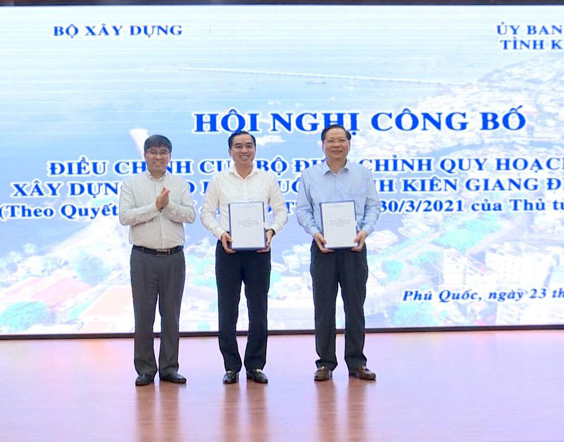 Trao trao Quyết định, hồ sơ điều chỉnh cục bộ điều chỉnh quy hoạch cho lãnh đạo TP. Phú Quốc. Trao trao Quyết định, hồ sơ điều chỉnh cục bộ điều chỉnh quy hoạch cho lãnh đạo TP. Phú Quốc.