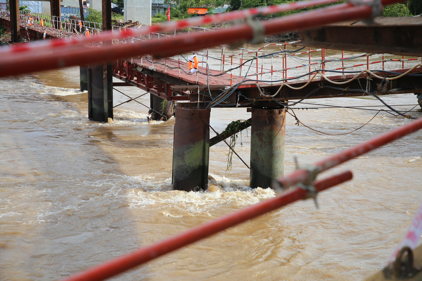 Khu vực này nước chảy mạnh nên việc tìm kiếm nạn nhân gặp khó khăn.