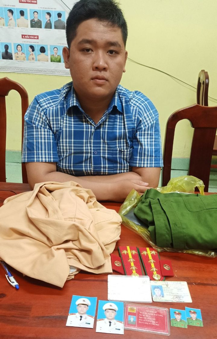 Đối tượng cùng tang vật tại cơ quan công an. Ảnh: CA. Đối tượng cùng tang vật tại cơ quan công an. Ảnh: CA.