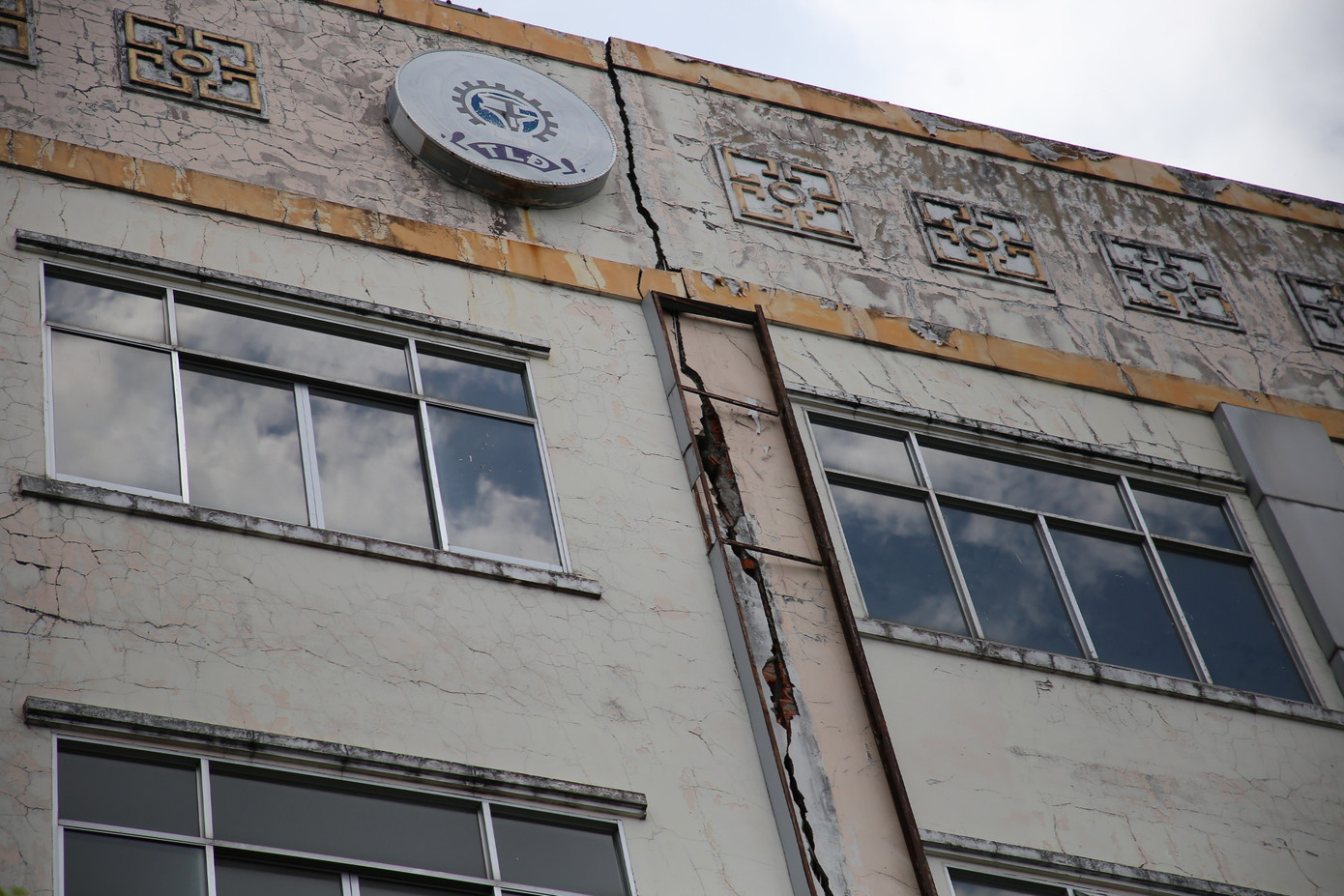 Theo ghi nhận, giữa tòa nhà có vết nứt toác kéo dài từ trên xuống dưới, các vách tường cũng chi chít vết nứt lớn nhỏ.