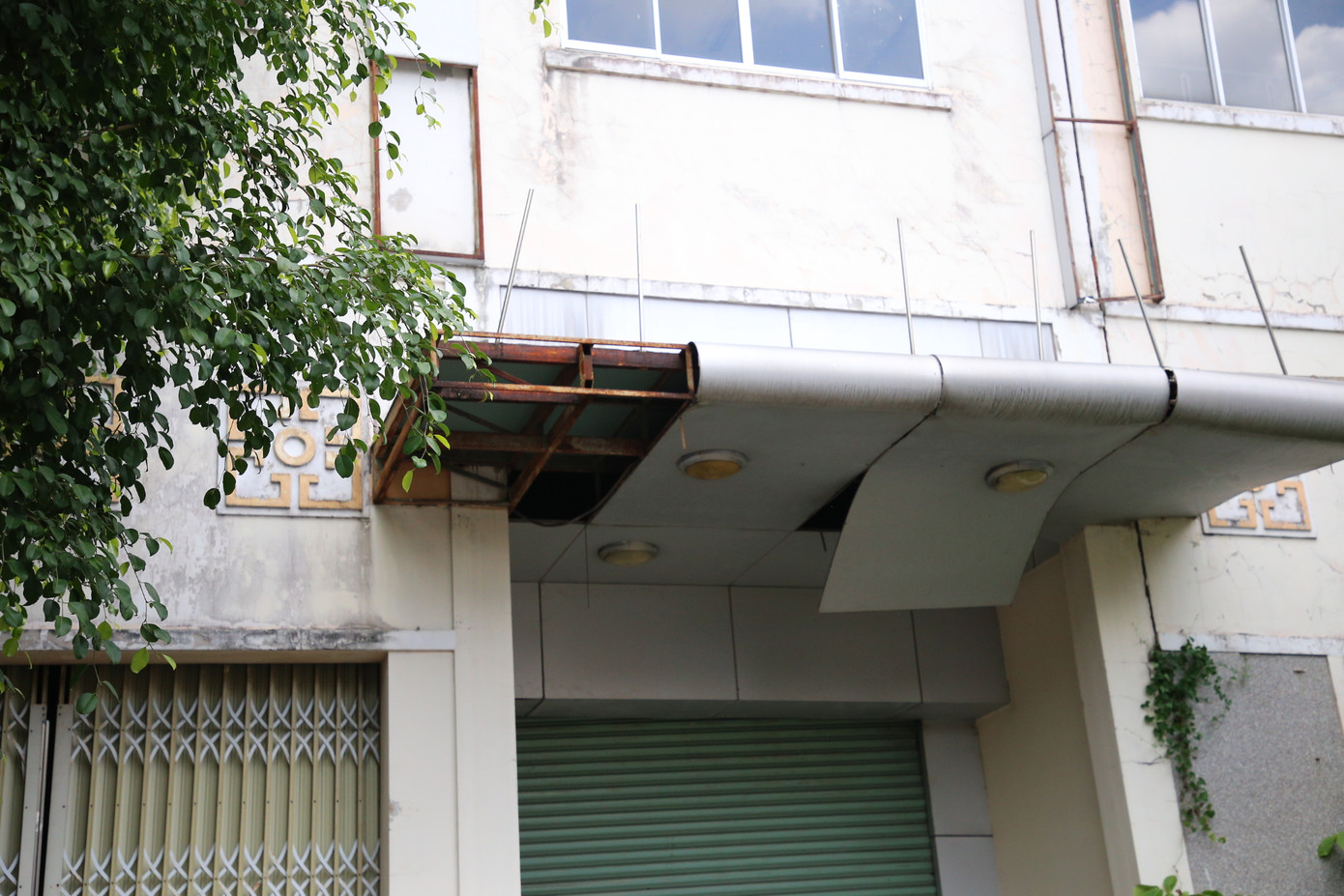 Trụ sở Liên đoàn Lao động TP. Cần Thơ được nâng cấp từ tòa nhà cũ và đưa vào sử dụng từ năm 2011. Đến năm 2019, tòa nhà xuống cấp nghiêm trọng nên Liên đoàn lao động thành phố phải xin ý kiến di dời điểm làm việc sang nhà văn hóa lao động ở phường Cái Khế, TP. Cần Thơ