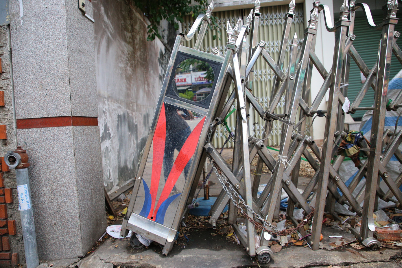 Trước tình trạng trụ sở xuống cấp nghiêm trọng, Liên đoàn Lao động TP. Cần Thơ xin ý kiến chỉ đạo của Tổng liên đoàn khẩn trương xử lý để không xảy ra hậu quả nghiêm trọng. Trước đó, lãnh đạo Liên đoàn Lao động TP. Cần Thơ cho biết sẽ đề xuất phương án phá dỡ tòa nhà và cho phép xây mới trụ sở tại đây.