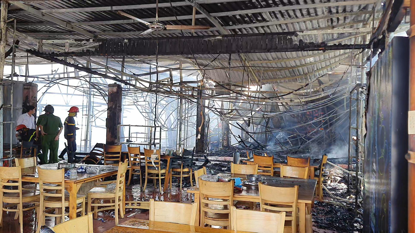 Đồ đạc bị lửa thiêu rụi. Ảnh: Thảo Vy. Đồ đạc bị lửa thiêu rụi. Ảnh: Thảo Vy.