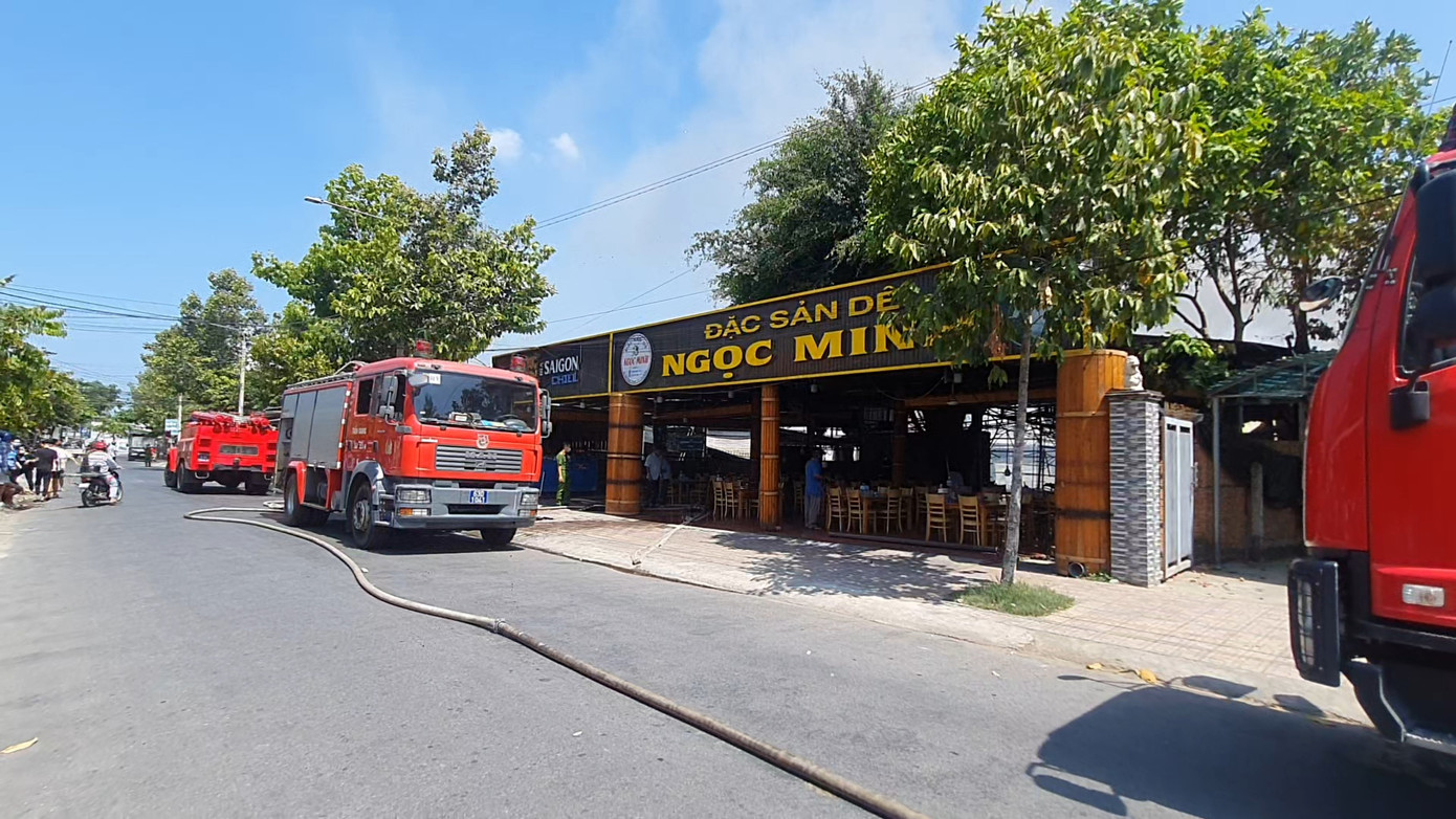 Nhiều xe chữa cháy được huy động đến hiện trường. Nhiều xe chữa cháy được huy động đến hiện trường.