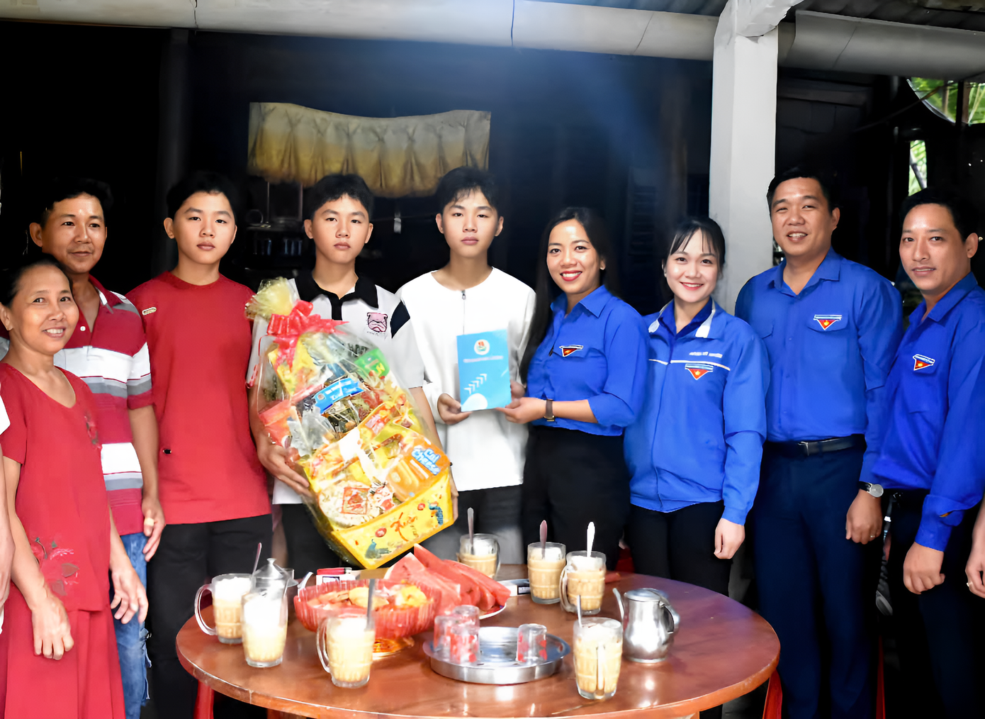 Lãnh đạo Tỉnh Đoàn Sóc Trăng thăm và tặng quà 3 anh em Lý Tiến Tấn, Lý Tiến Tài, Lý Tiến Lộc.