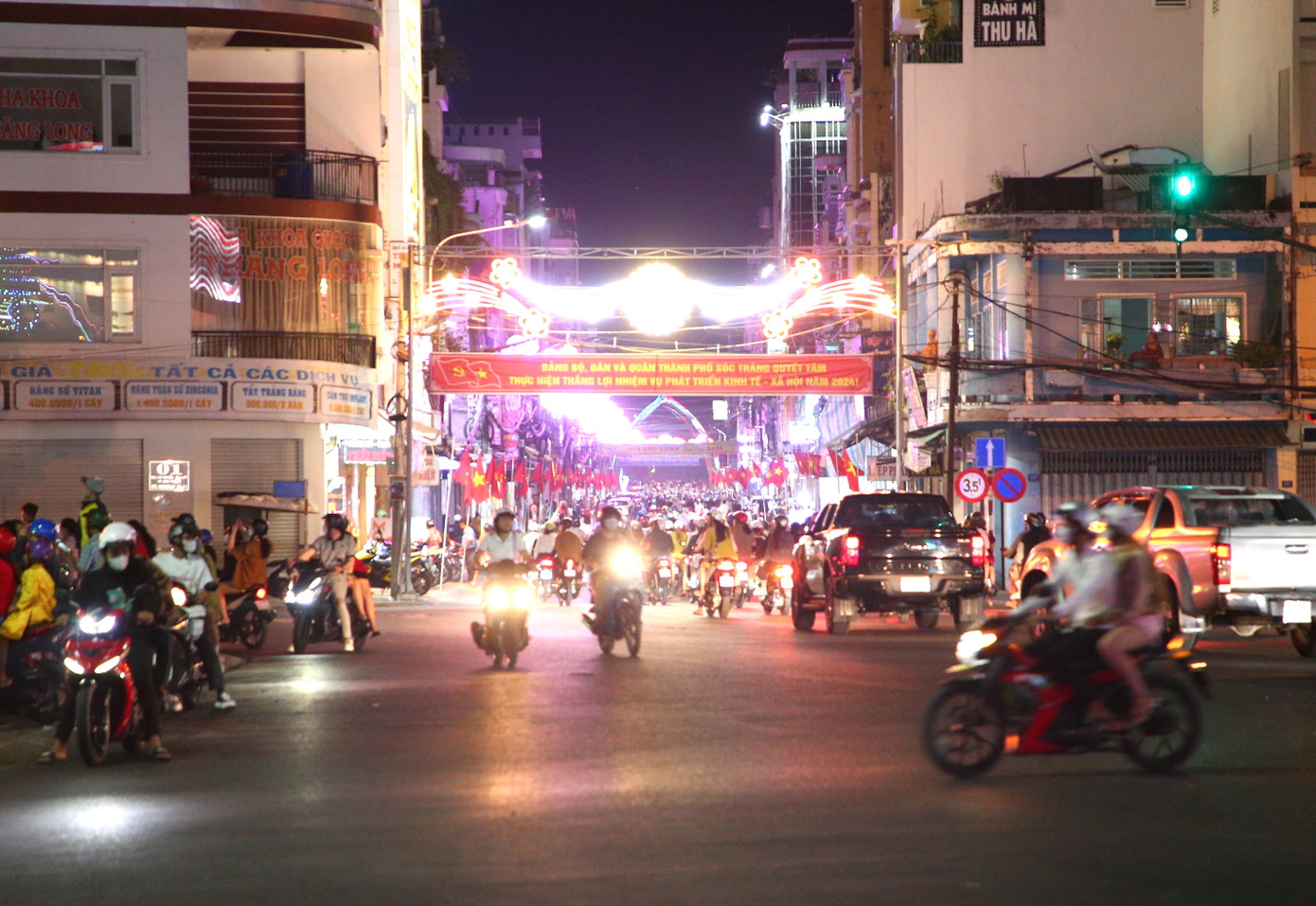 Càng về khuya, người dân đổ ra đường mỗi lúc một đông. Càng về khuya, người dân đổ ra đường mỗi lúc một đông.