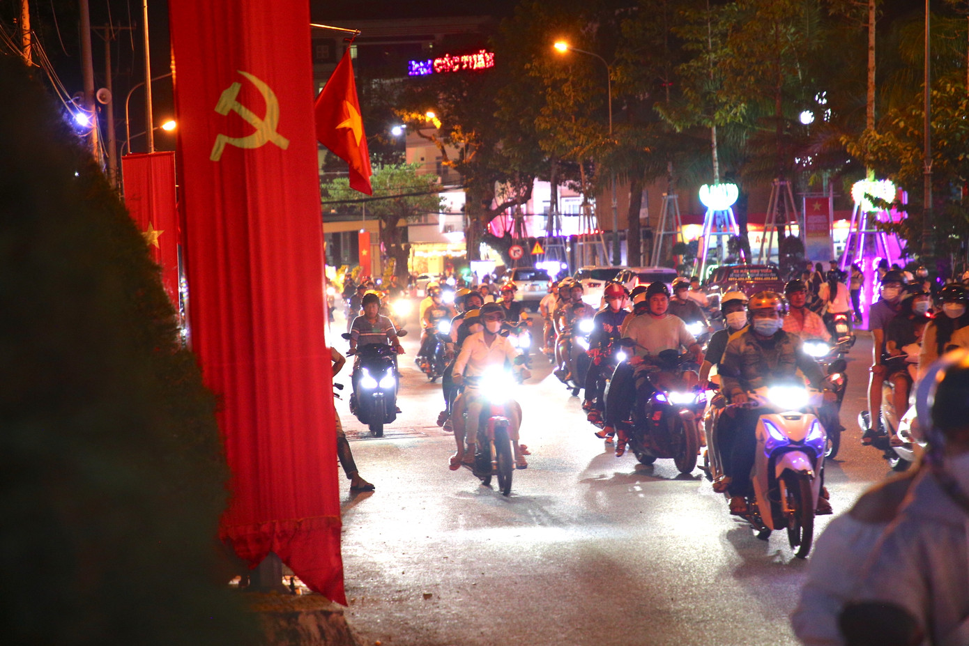 Trước thời khắc giao thừa, người dân bắt đầu đổ về các tuyến đường trung tâm TP. Sóc Trăng, tranh thủ kiếm chỗ xem bắn pháo hoa, tiễn đưa năm cũ, chào đón năm mới 2024. Trước thời khắc giao thừa, người dân bắt đầu đổ về các tuyến đường trung tâm TP. Sóc Trăng, tranh thủ kiếm chỗ xem bắn pháo hoa, tiễn đưa năm cũ, chào đón năm mới 2024.