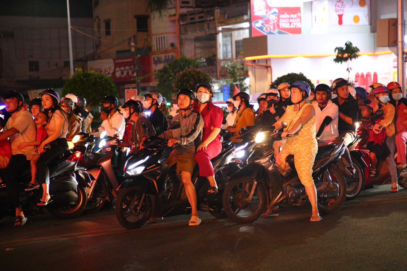 Khoảng 22 giờ ngày 9/2 (30 Tết Nguyên đán), ghi nhận của phóng viên tại TP. Sóc Trăng, tỉnh Sóc Trăng, dòng người đổ ra đường mỗi lúc một đông khiến tuyến đường Hai Bà Trưng - Tôn Đức Thắng bị ùn ứ. Lực lượng CSGT Công an TP. Sóc Trăng phải túc trực tại các điểm 'nóng' để điều tiết giao thông. Khoảng 22 giờ ngày 9/2 (30 Tết Nguyên đán), ghi nhận của phóng viên tại TP. Sóc Trăng, tỉnh Sóc Trăng, dòng người đổ ra đường mỗi lúc một đông khiến tuyến đường Hai Bà Trưng - Tôn Đức Thắng bị ùn ứ. Lực lượng CSGT Công an TP. Sóc Trăng phải túc trực tại các điểm 'nóng' để điều tiết giao thông.