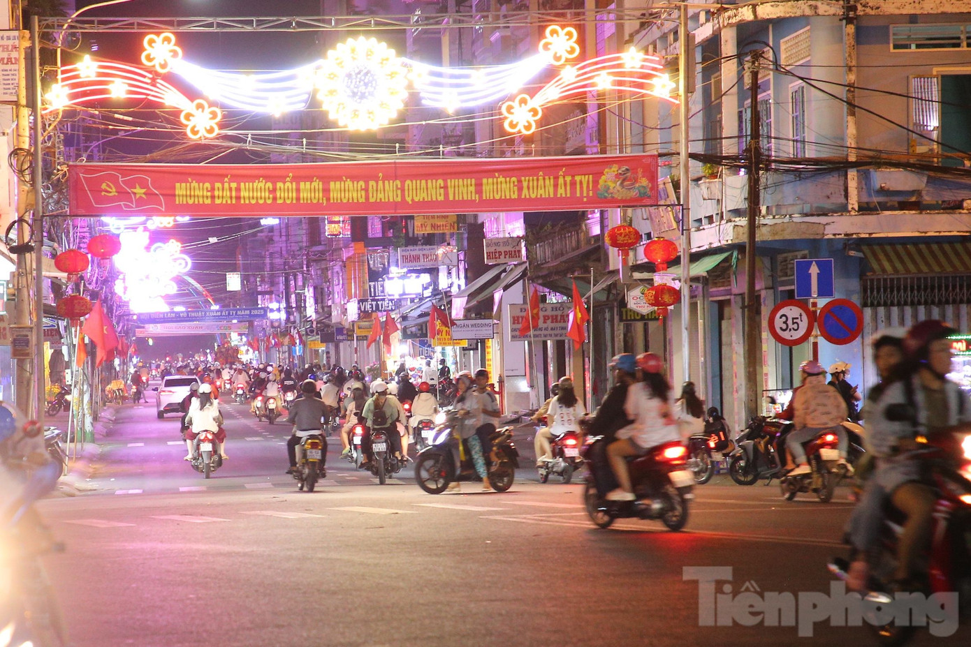 Tại TP. Sóc Trăng, tỉnh Sóc Trăng, hơn 23 giờ ngày 28/1, dòng người đổ về các tuyến đường trung tâm ngày càng đông. Tại TP. Sóc Trăng, tỉnh Sóc Trăng, hơn 23 giờ ngày 28/1, dòng người đổ về các tuyến đường trung tâm ngày càng đông.