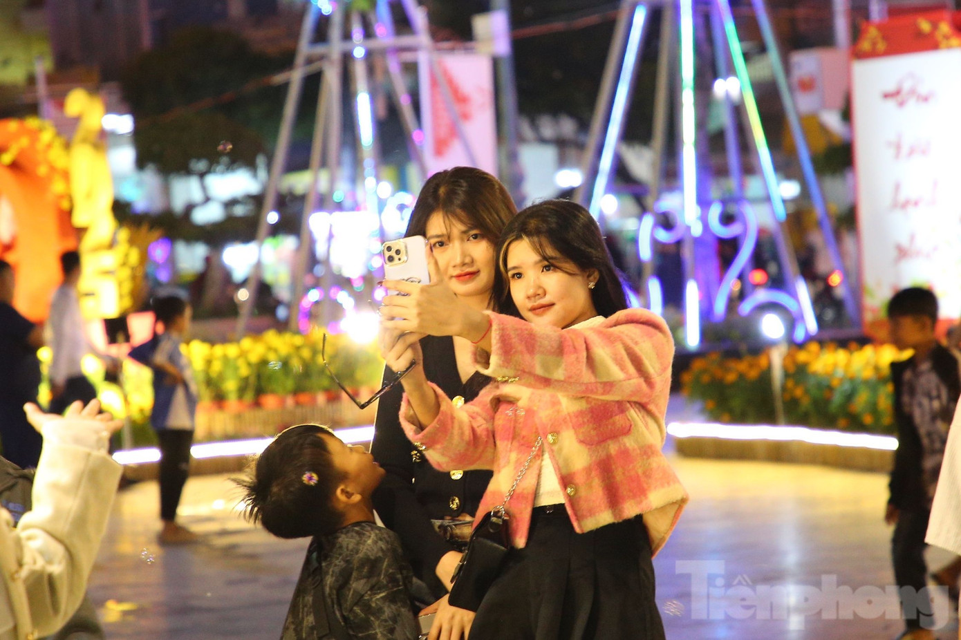 Pháo hoa rực sáng đón năm mới Ất Tỵ an lành, thịnh vượng ảnh 130 Pháo hoa rực sáng đón năm mới Ất Tỵ an lành, thịnh vượng ảnh 130