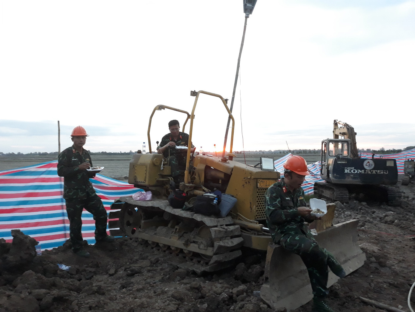 Bữa ăn vội của cán bộ chiến sĩ tại hiện trường.