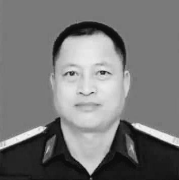 Trung tá Bùi Văn Nhiên dũng cảm cứu người đuối nước.