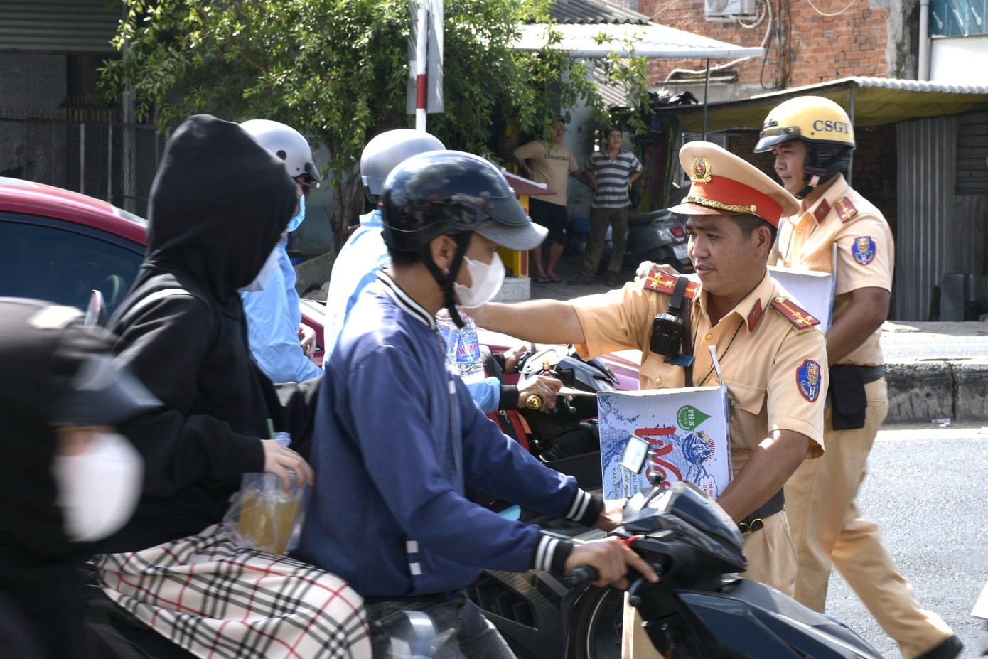 Hàng ngàn chai nước được phát tặng người dân. Ảnh: Trọng Tín. Hàng ngàn chai nước được phát tặng người dân. Ảnh: Trọng Tín.