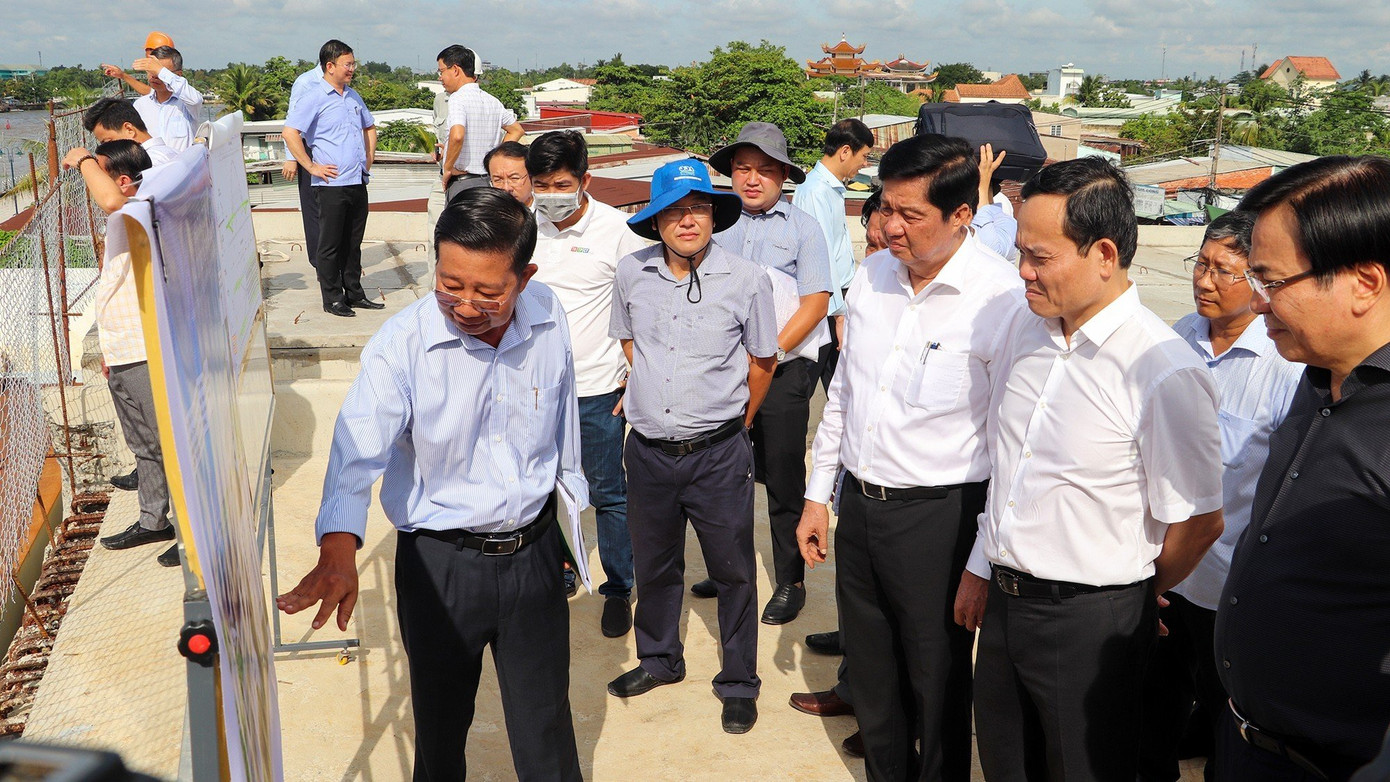 Phó Thủ tướng Trần Lưu Quang (thứ 2 từ phải sang) nghe báo cáo tiến độ dự án cầu Trần Hoàng Na. Phó Thủ tướng Trần Lưu Quang (thứ 2 từ phải sang) nghe báo cáo tiến độ dự án cầu Trần Hoàng Na.