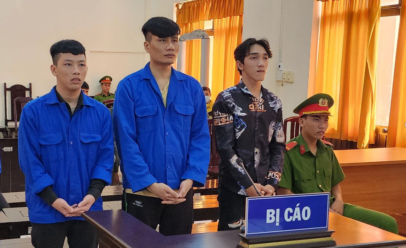 3 bị cáo Luật, Sang và Minh nghe Tòa tuyên án (từ trái qua). Ảnh: Văn Vũ.