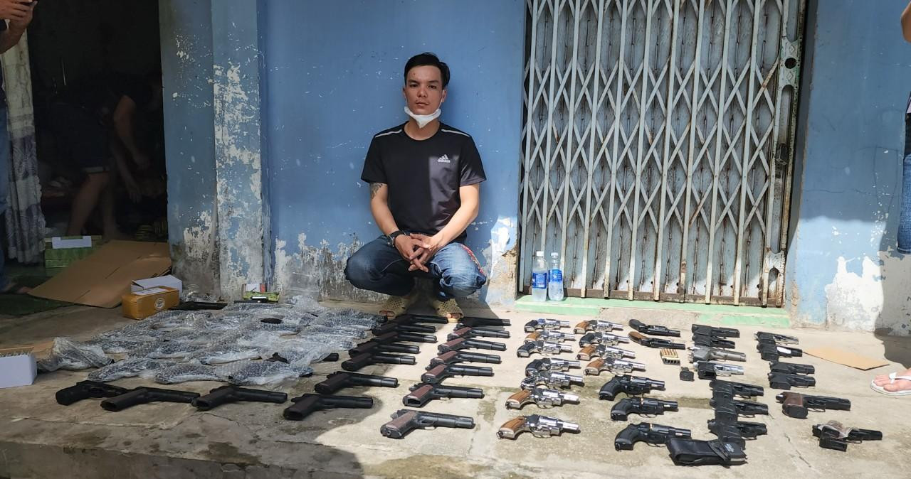 Cao Văn Hoài và tang vật bị bắt giữ. Cao Văn Hoài và tang vật bị bắt giữ.