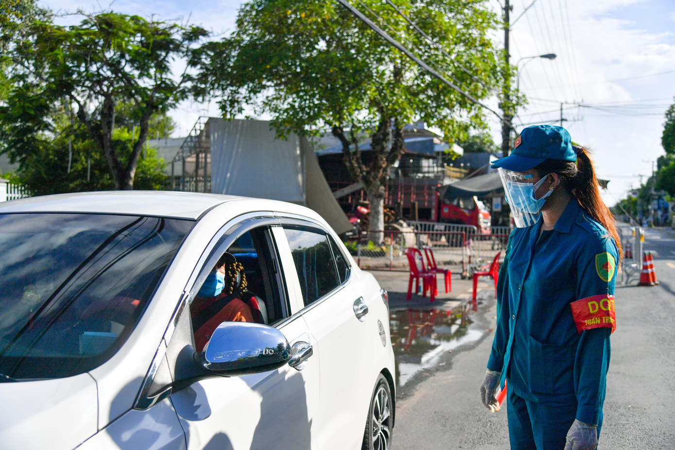 Chị Vũ Thị Ngân - chiến sĩ Ban CHQS phường Vĩnh Lợi, TP. Rạch Giá làm nhiệm vụ tại chốt kiểm soát dịch.