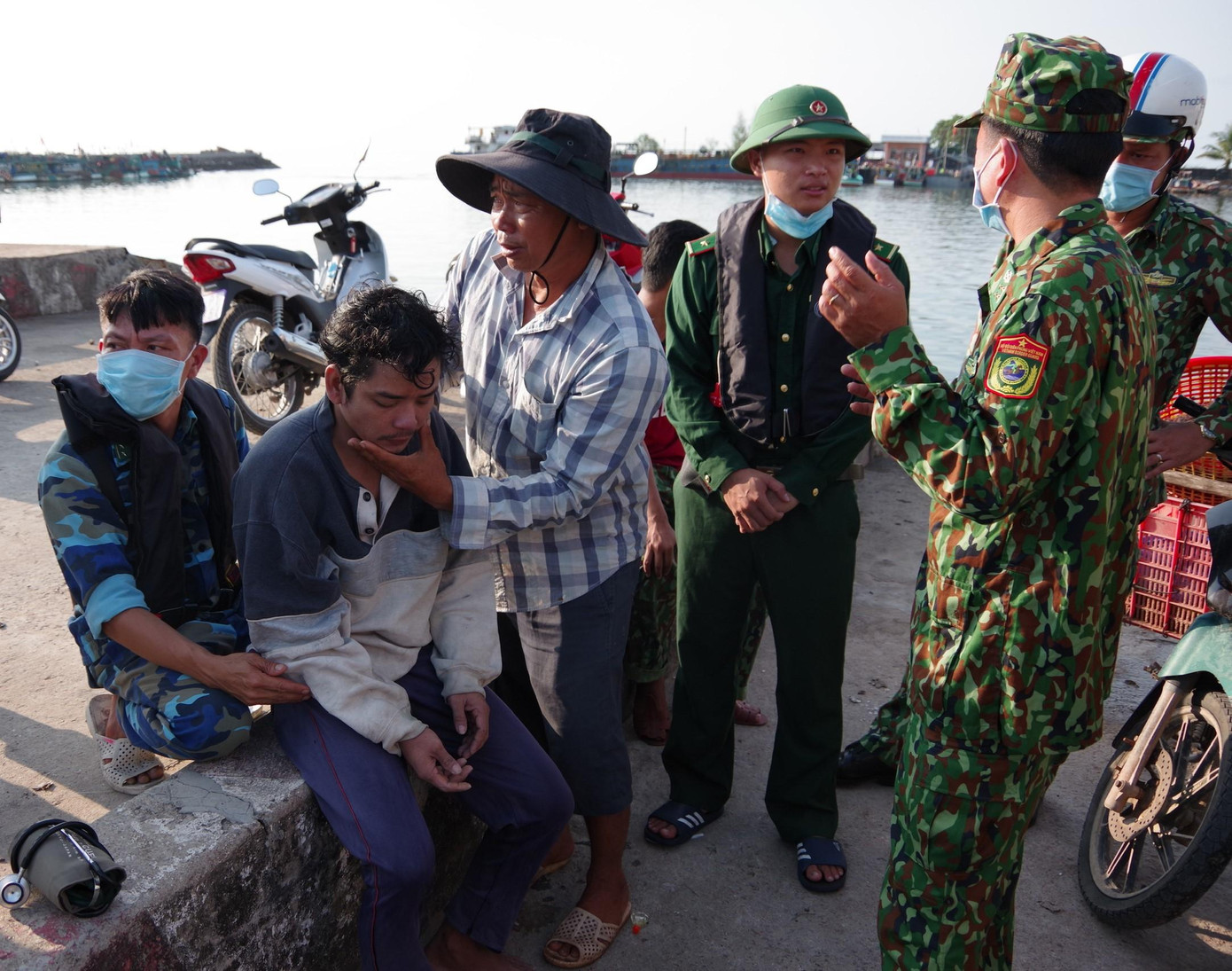 Anh Trần Ngọc Hồng được cứu vớt sau một đêm trôi trên biển.