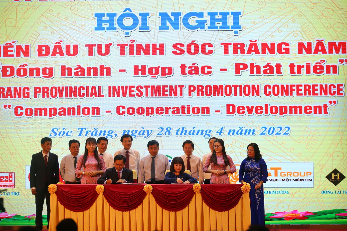 Lãnh đạo tỉnh Sóc Trăng và các tập đoàn, doanh nghiệp ký kết hợp tác đầu tư.