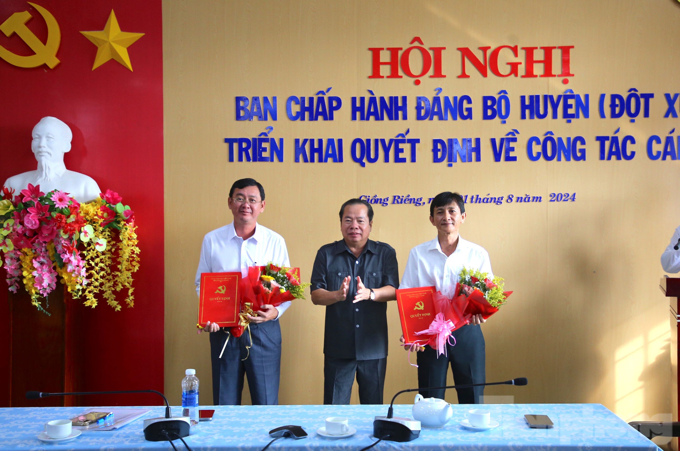 Ông Mai Văn Huỳnh - Phó Bí thư Tỉnh uỷ, Chủ tịch HĐND tỉnh Kiên Giang trao quyết định, tặng hoa cho ông Cao Quốc Điện và Nguyễn Minh Trang. Ảnh: Nhật Huy. Ông Mai Văn Huỳnh - Phó Bí thư Tỉnh uỷ, Chủ tịch HĐND tỉnh Kiên Giang trao quyết định, tặng hoa cho ông Cao Quốc Điện và Nguyễn Minh Trang. Ảnh: Nhật Huy.