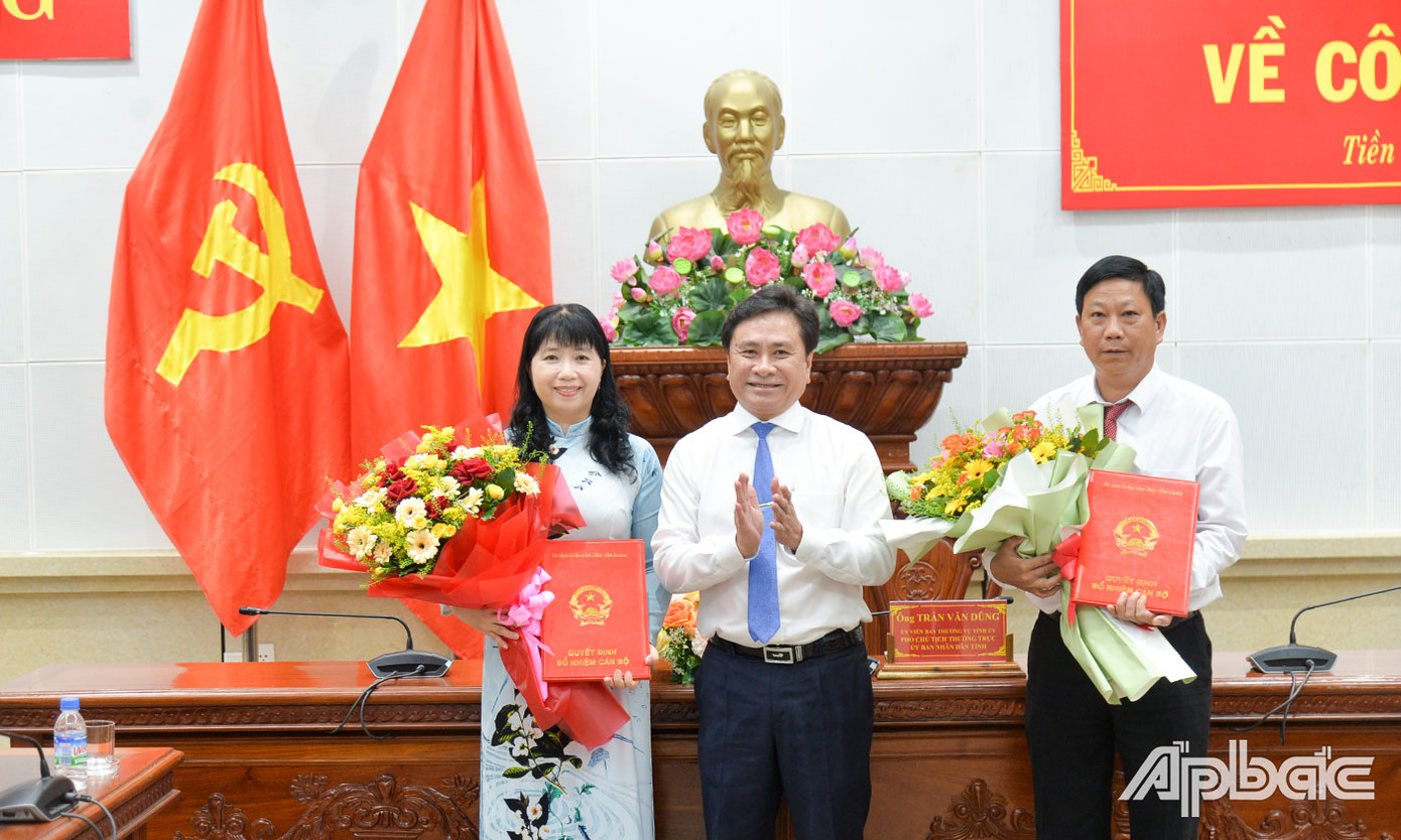 Ông Trần Văn Dũng - Phó chủ tịch Thường trực UBND tỉnh Tiền Giang trao quyết định bổ nhiệm và tặng hoa cho tân Giám đốc Sở Nội vụ và Sở KH&CN. Ảnh: Báo Ấp Bắc. Ông Trần Văn Dũng - Phó chủ tịch Thường trực UBND tỉnh Tiền Giang trao quyết định bổ nhiệm và tặng hoa cho tân Giám đốc Sở Nội vụ và Sở KH&CN. Ảnh: Báo Ấp Bắc.