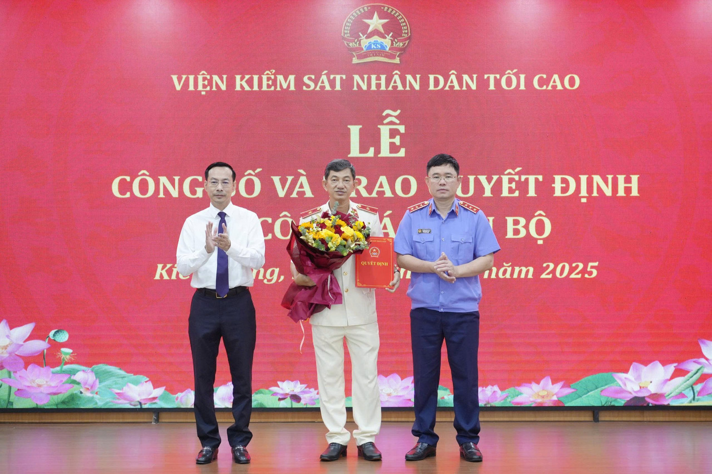 Phó Viện trưởng Viện KSND Tối cao - Nguyễn Đức Thái (bên phải) và Chủ tịch UBND tỉnh Kiên Giang - Nguyễn Thanh Nhàn (trái) trao quyết định bổ nhiệm chức vụ Viện trưởng Viện KSND tỉnh An Giang (mới) cho ông Nguyễn Ngọc Phúc. Phó Viện trưởng Viện KSND Tối cao - Nguyễn Đức Thái (bên phải) và Chủ tịch UBND tỉnh Kiên Giang - Nguyễn Thanh Nhàn (trái) trao quyết định bổ nhiệm chức vụ Viện trưởng Viện KSND tỉnh An Giang (mới) cho ông Nguyễn Ngọc Phúc.