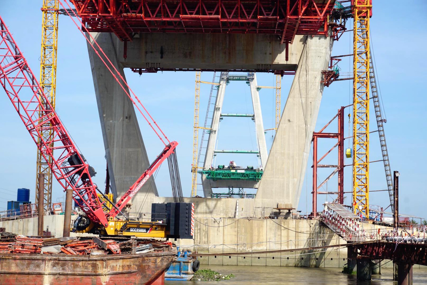 Để thi công mỗi bệ trụ chính T15, T16, nhà thầu phải sử dụng 4.800 khối bê tông, 800 tấn thép.