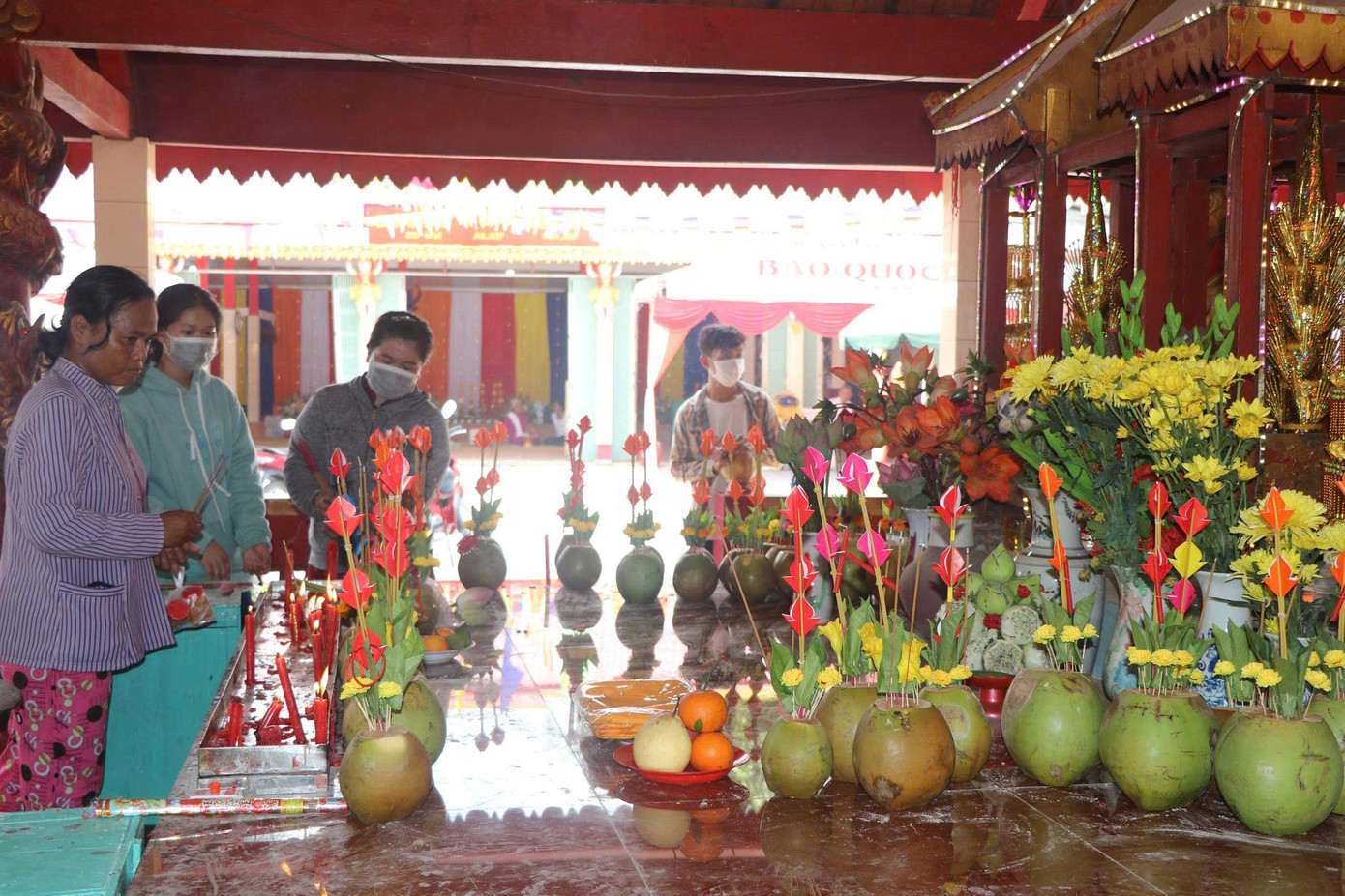 Bình hoa làm từ trái dừa tươi được dâng lên tại lễ Thắk Côn.