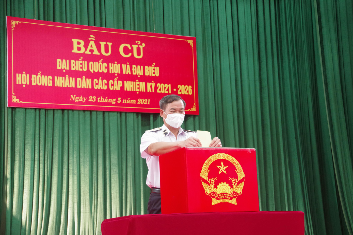 Chuẩn Đô đốc Nguyễn Đăng Tiến bỏ phiếu bầu cử.