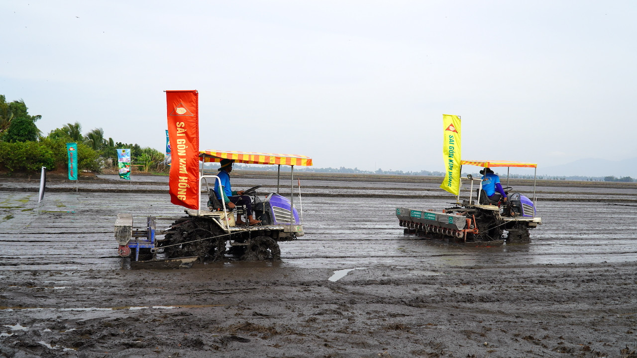 Trình diễn cơ giới hóa đồng bộ trong gieo sạ lúa. Trình diễn cơ giới hóa đồng bộ trong gieo sạ lúa.