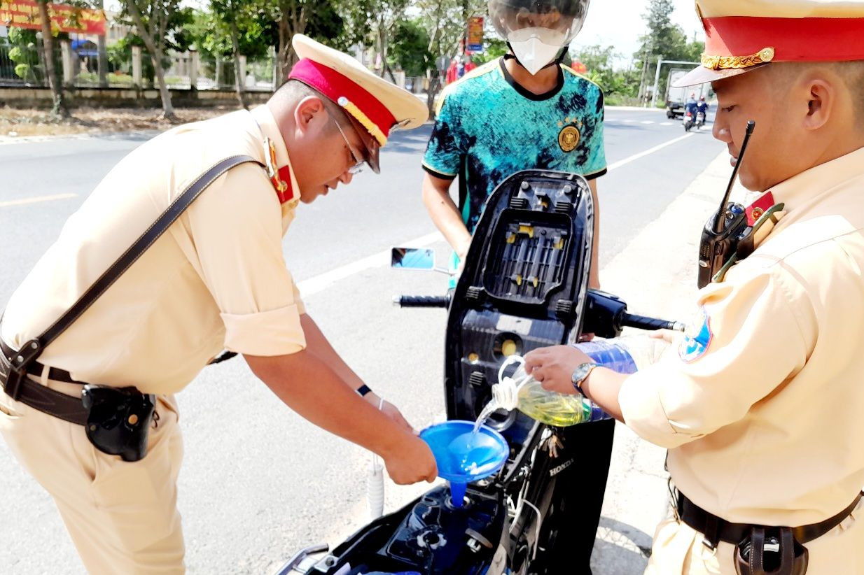 Công an thị xã Ngã Năm, tỉnh Sóc Trăng hỗ trợ xăng cho người dân về quê đón Tết.