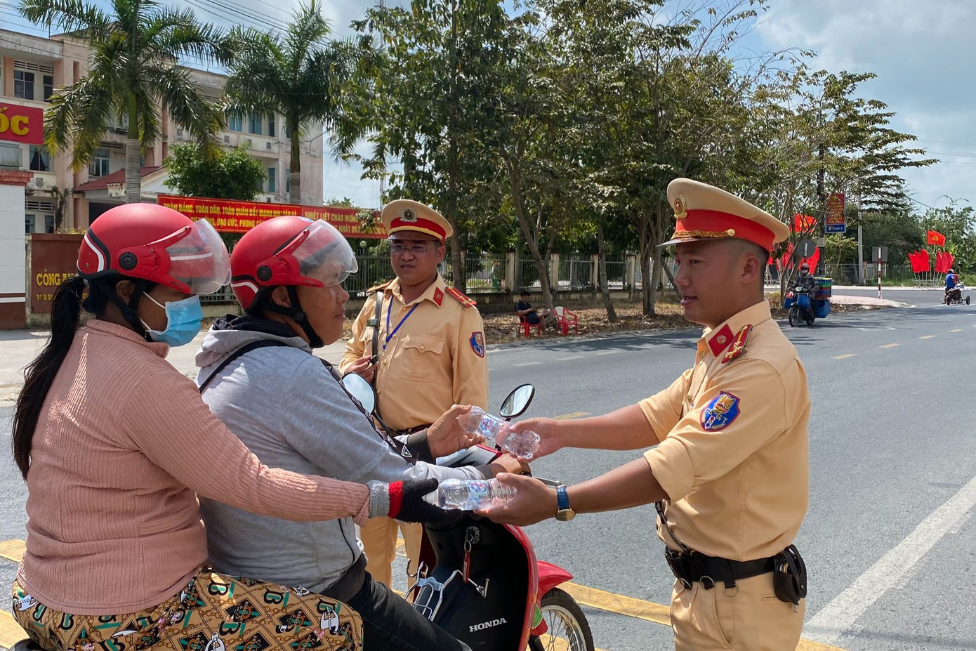 Hỗ trợ nước uống miễn phí cho người dân về quê đón Tết.