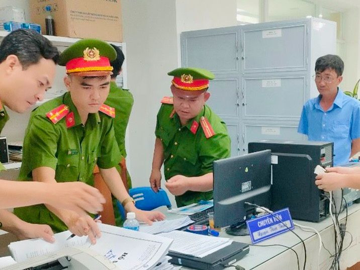 Công an đã tiến hành khám xét nơi làm việc của 2 bị can. Ảnh: CA. Công an đã tiến hành khám xét nơi làm việc của 2 bị can. Ảnh: CA.