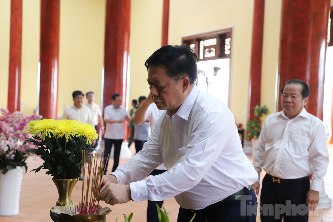 Cùng ngày, đoàn công tác do Trưởng Ban Tuyên giáo Trung ương - Nguyễn Trọng Nghĩa dẫn đầu đã đến dâng hương tại đền thờ liệt sĩ TP. Phú Quốc. Ảnh: Nhật Huy
