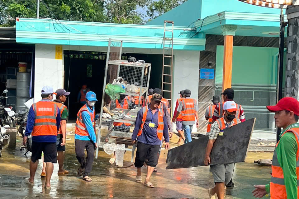 Lực lượng cưỡng chế giúp các hộ dân vận chuyển tài sản ra khỏi khu vực vi phạm. Lực lượng cưỡng chế giúp các hộ dân vận chuyển tài sản ra khỏi khu vực vi phạm.