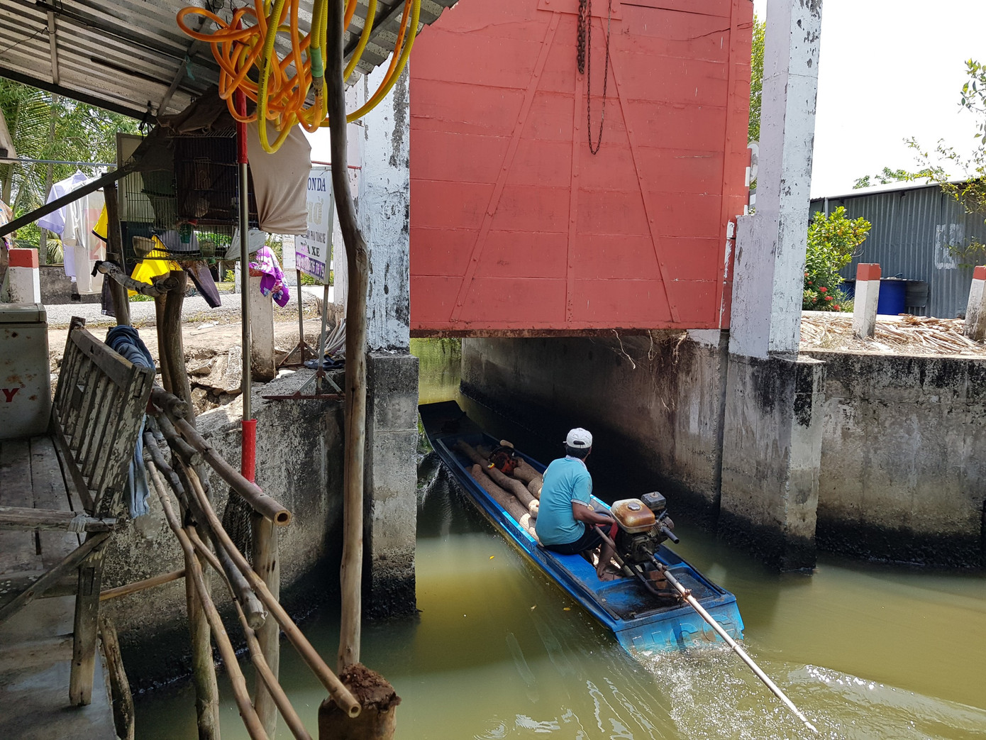 Trên địa bàn huyện Vĩnh Thuận hiện có trên 50 cống ngăn mặn không vận hành.