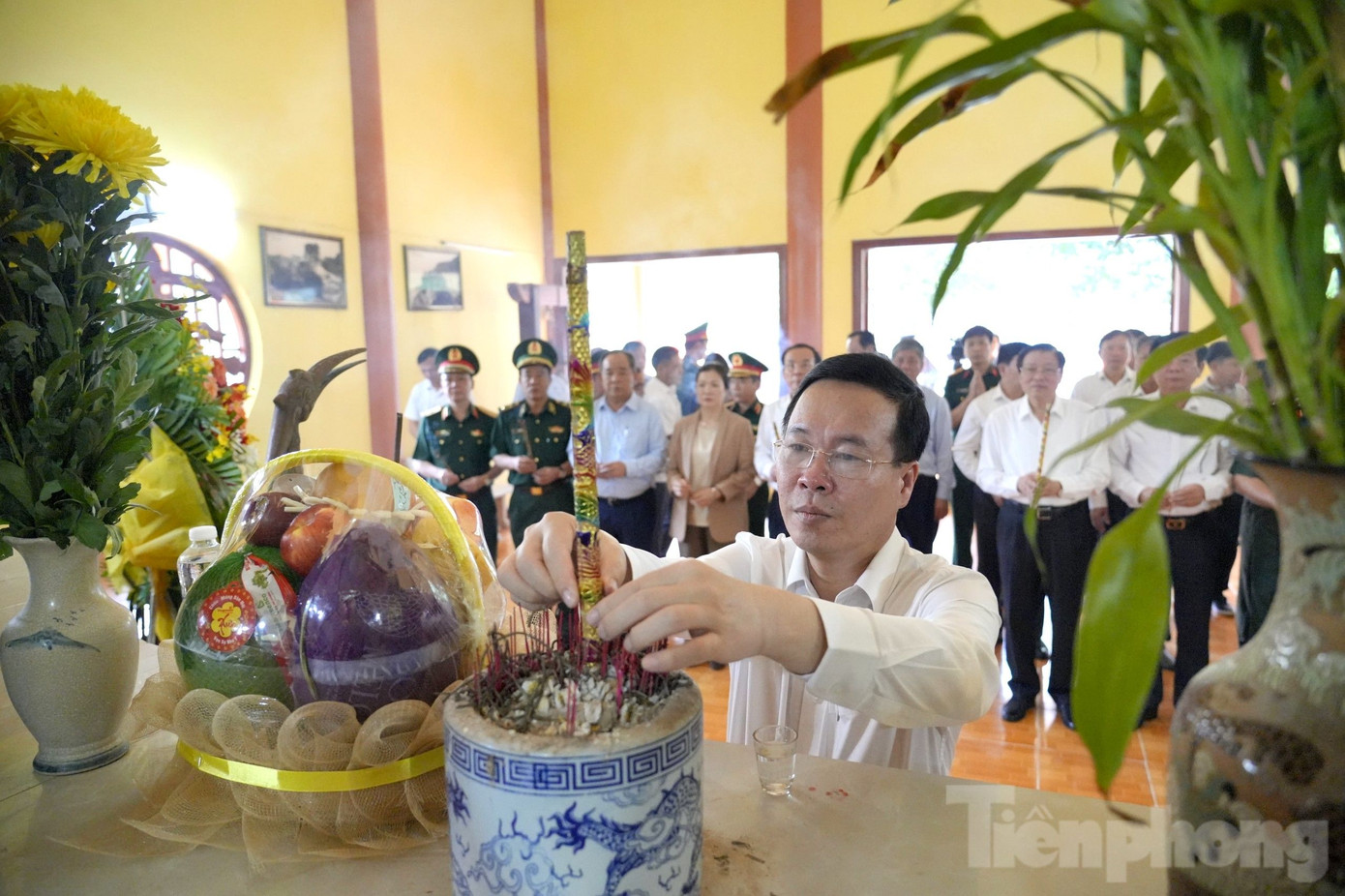 Chủ tịch nước Võ Văn Thưởng thắp hương tại đền thờ Thổ Châu.