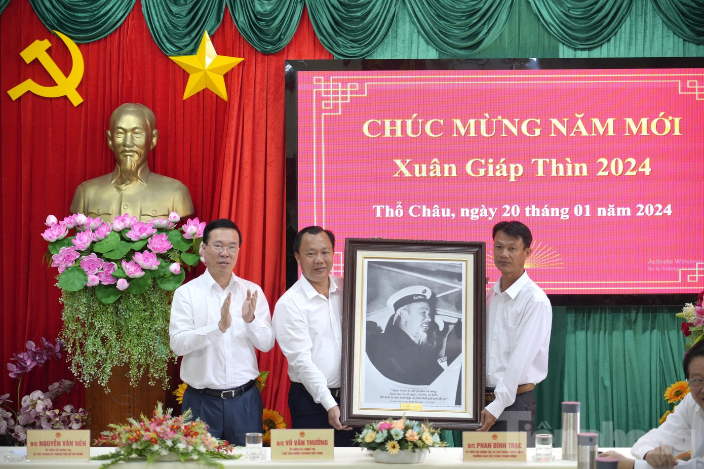 Chủ tịch nước Võ Văn Thưởng tặng bức tranh Chủ tịch Hồ Chí Minh cho Đảng ủy - UBND xã Thổ Châu.