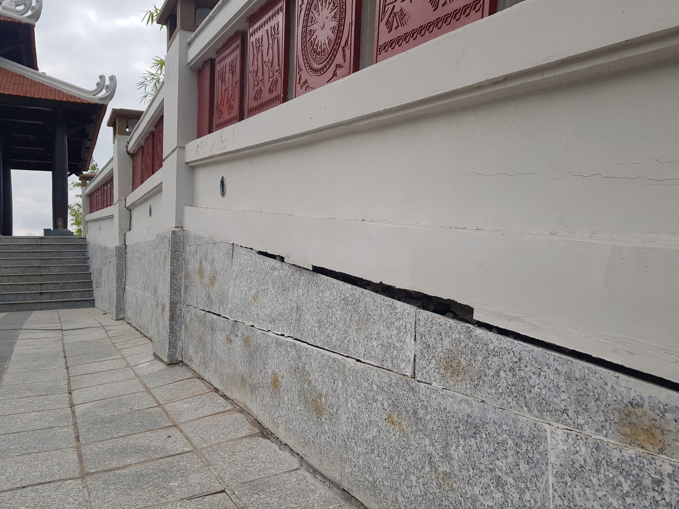 Theo ghi nhận của phóng viên sáng 31/3, một số hạng mục như lan can, hàng rào, sân đường vẫn chưa được sửa chữa, khắc phục xong. Trao đổi với Tiền Phong, ông Nguyễn Thực Hiện, Phó Chủ tịch UBND TP. Cần Thơ cho biết đã chỉ đạo các đơn vị liên quan sớm khắc phục một số hạng mục xuống cấp, hoàn thành trước Giỗ tổ Hùng Vương năm nay.