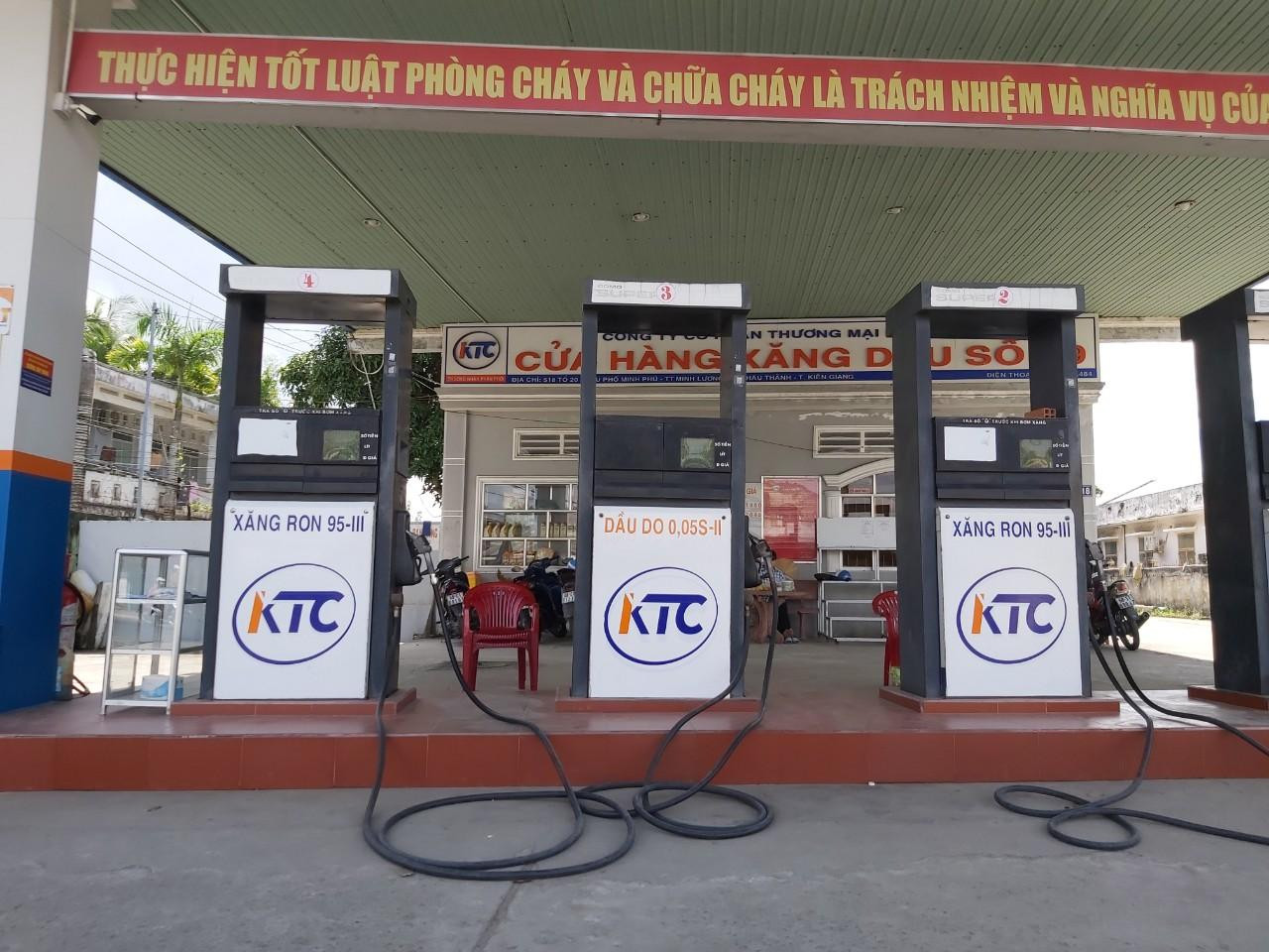 Một cửa hàng không treo biển 'hết xăng', nhưng hỏi mua thì lắc đầu.