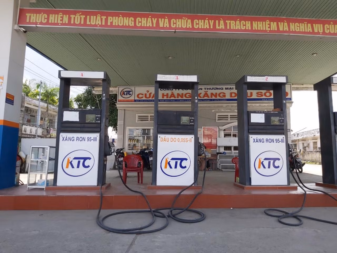 Một cửa hàng không treo biển 'hết xăng', nhưng hỏi mua thì lắc đầu.