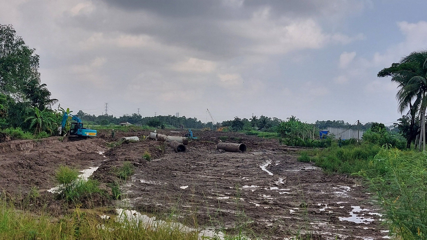 Một đoạn cao tốc Châu Đốc - Cần Thơ - Sóc Trăng do Tổng công ty Trường Sơn đang thi công trên địa bàn huyện Mỹ Xuyên. Ảnh: Xuân Lương. Một đoạn cao tốc Châu Đốc - Cần Thơ - Sóc Trăng do Tổng công ty Trường Sơn đang thi công trên địa bàn huyện Mỹ Xuyên. Ảnh: Xuân Lương.