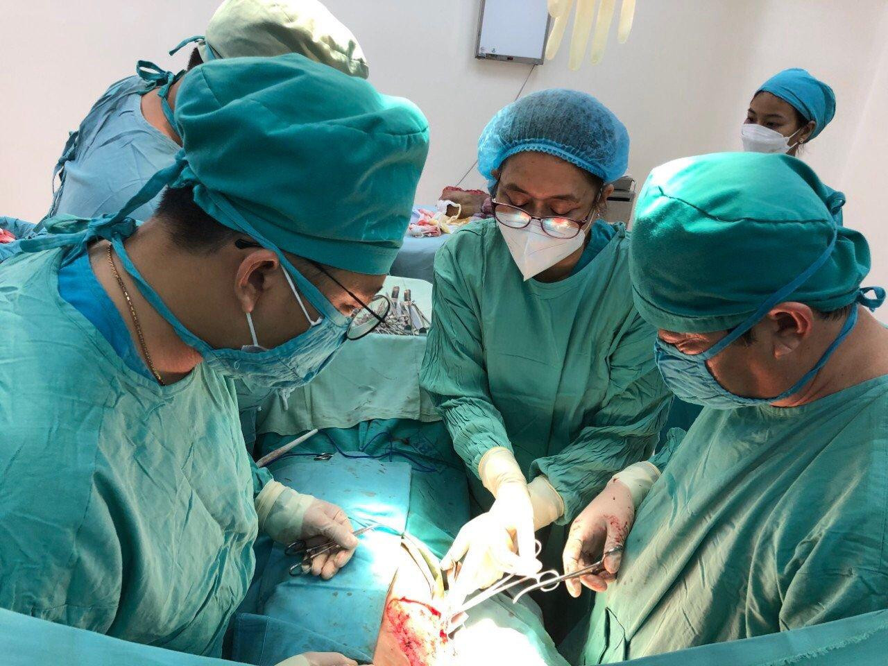 Ca phẫu thuật kéo dài 2,5 giờ đồng hồ.