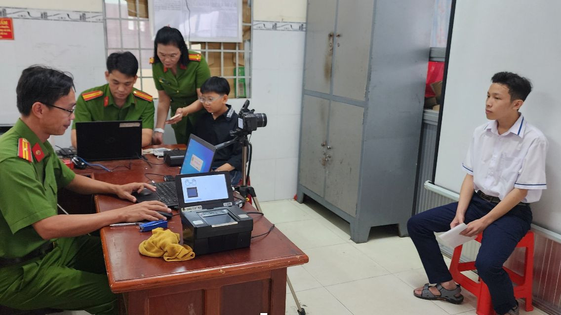 Cán bộ Phòng Cảnh sát quản lý hành chính về trật tự xã hội Công an Công an tỉnh Kiên Giang cấp thẻ căn cước cho trẻ em. Cán bộ Phòng Cảnh sát quản lý hành chính về trật tự xã hội Công an Công an tỉnh Kiên Giang cấp thẻ căn cước cho trẻ em.
